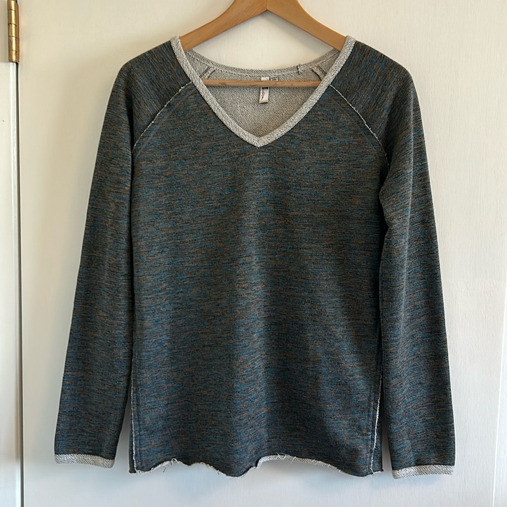 Kut from the kloth VGUC shirt blue gold heathered design, raw hem, stitching